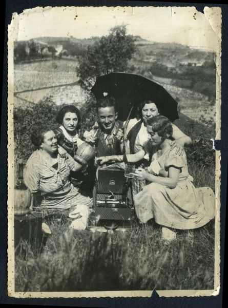 File:Anonimo Gita in campagna anni 50.jpg