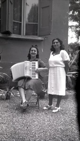 File:Anonimo in giardino anni 30.jpg